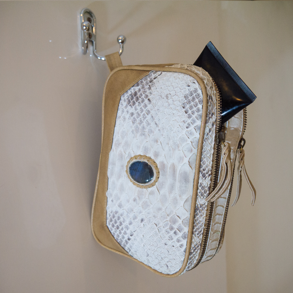 pouch_hanging_beige_1000px